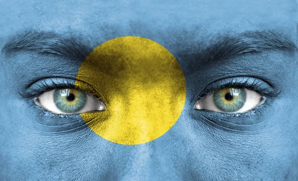 Menschengesicht mit Palau-Fahne bemalt — Stockfoto