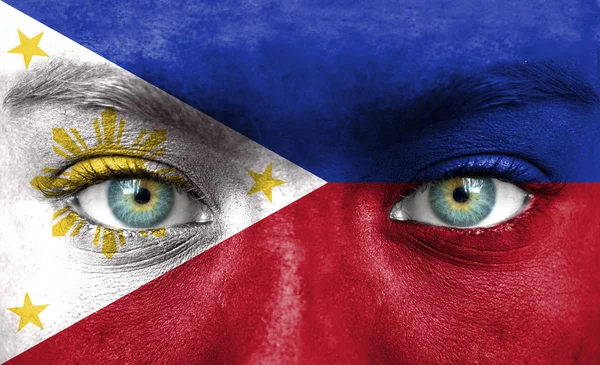 Menselijk gezicht beschilderd met vlag van Filipijnen — Stockfoto