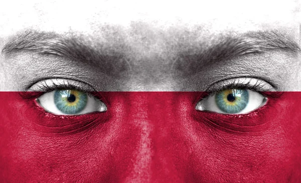 Rosto humano pintado com bandeira da Polônia — Fotografia de Stock