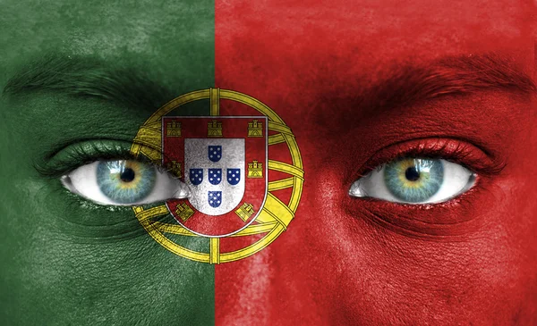 Rosto humano pintado com bandeira de Portugal — Fotografia de Stock