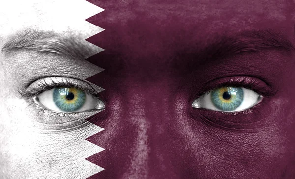Qatar bayrağıyla insan yüzü boyalı — Stok fotoğraf
