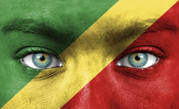 Menselijk gezicht beschilderd met vlag van Congo-Brazzaville — Stockfoto