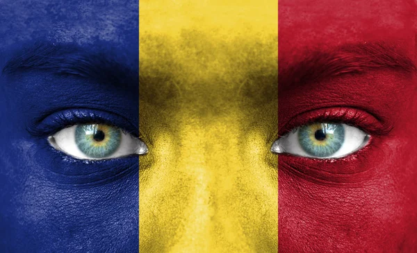 Menschengesicht mit rumänischer Flagge bemalt — Stockfoto