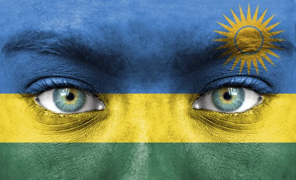 Visage humain peint avec le drapeau du Rwanda — Photo