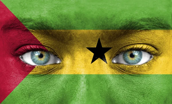 Menselijk gezicht beschilderd met vlag van sao Tomé en principe — Stockfoto