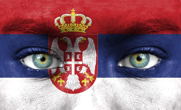 Ludzka twarz malowane z flaga Serbii — Zdjęcie stockowe