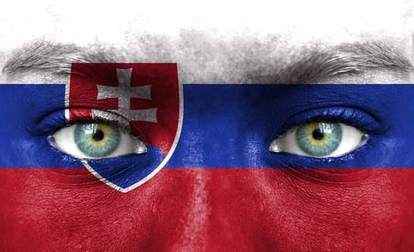 Rosto humano pintado com bandeira da Eslováquia — Fotografia de Stock