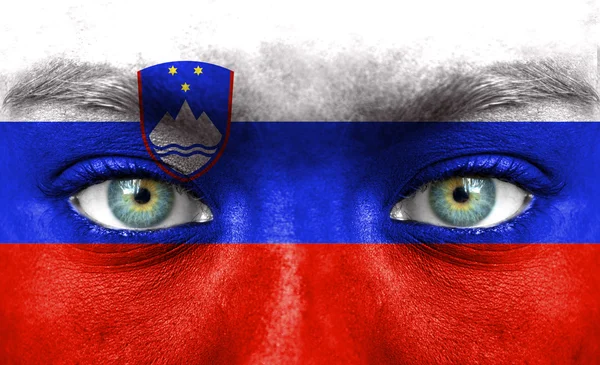 Rosto humano pintado com bandeira da Eslovénia — Fotografia de Stock