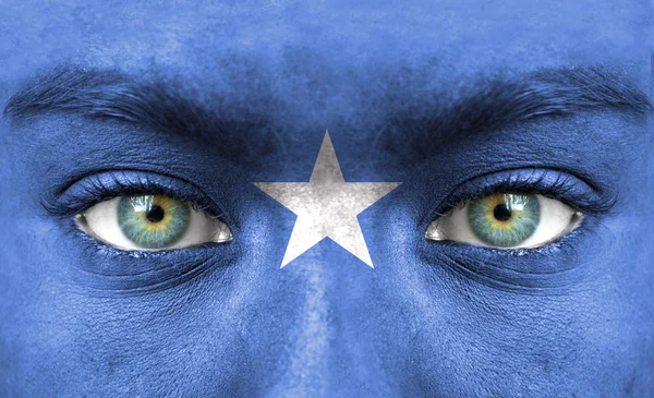 Rosto humano pintado com bandeira da Somália — Fotografia de Stock