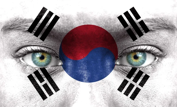 Menselijk gezicht beschilderd met vlag van Zuid-korea — Stockfoto