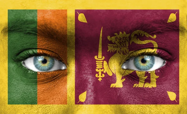 Menschengesicht bemalt mit der Fahne von Sri Lanka — Stockfoto