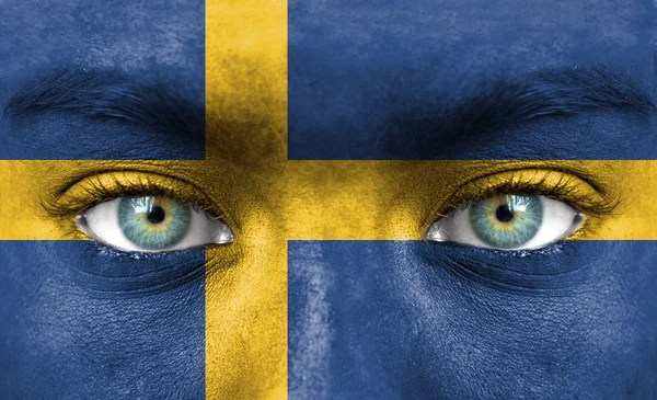 Volto umano dipinto con bandiera svedese — Foto Stock