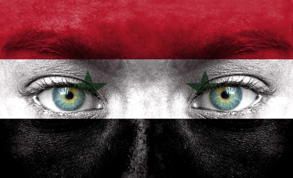 Человеческое лицо, нарисованное флагом Сирии — стоковое фото