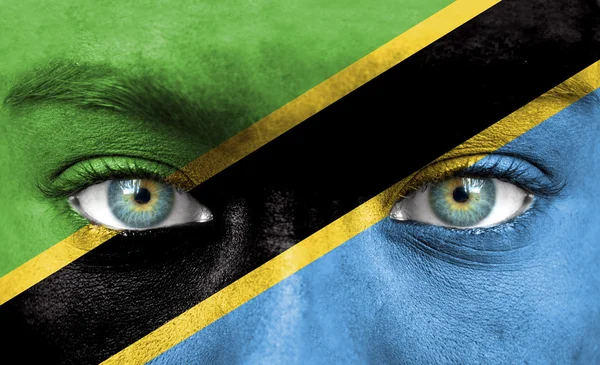 Visage humain peint avec le drapeau de Tanzanie — Photo