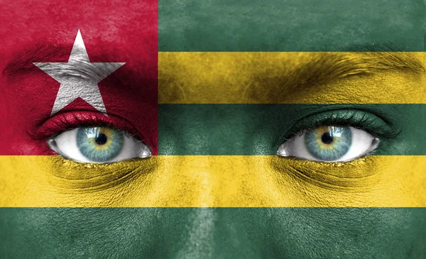 Rosto humano pintado com bandeira de Togo — Fotografia de Stock