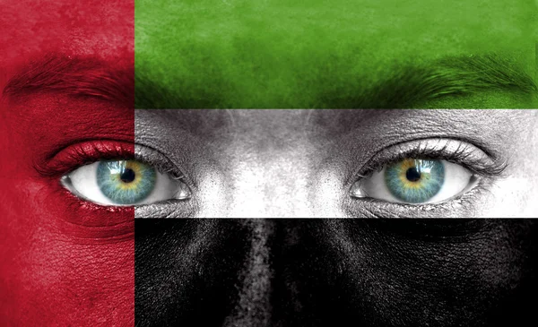 Lidská tvář s vlajkou Spojených arabských emirátů — Stock fotografie