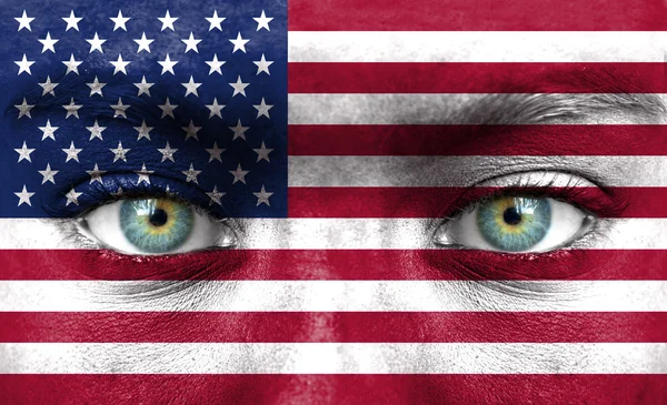 Menselijk gezicht beschilderd met vlag van Verenigde Staten van Amerika — Stockfoto