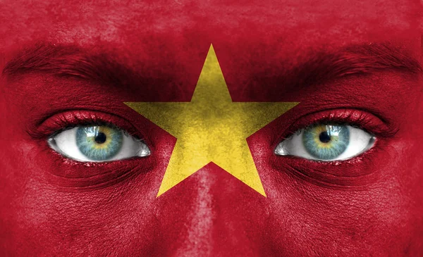 Menschengesicht mit vietnamesischer Flagge bemalt — Stockfoto