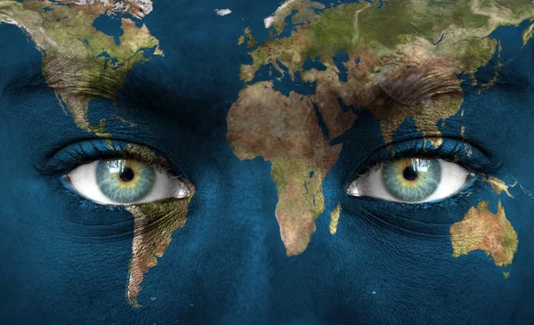 Cara humana pintada con planeta tierra — Foto de Stock
