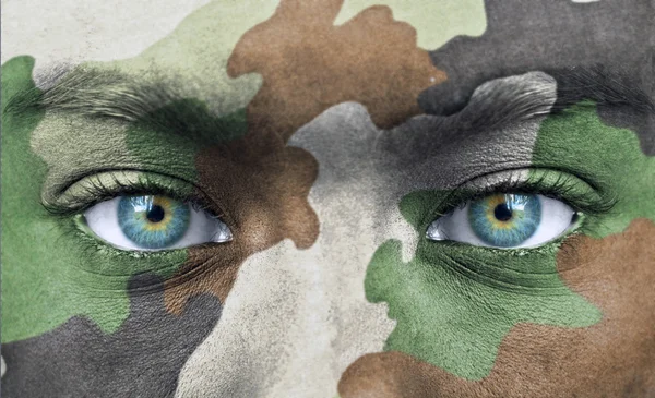 Soldat ansikte med armén färger — Stockfoto
