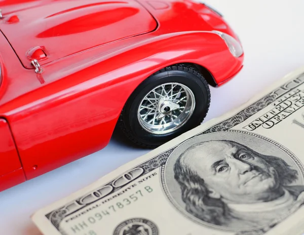 Красная машина и деньги — стоковое фото