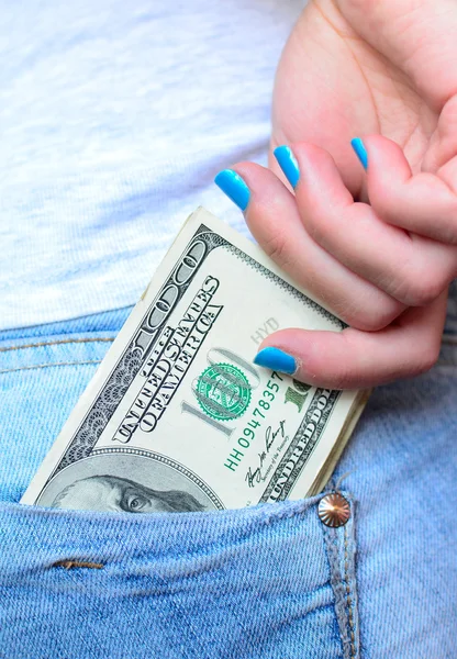 Kvinna hand ta pengar från jeans bakficka — Stockfoto