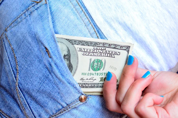 Dinero en el bolsillo - Concepto de gasto —  Fotos de Stock