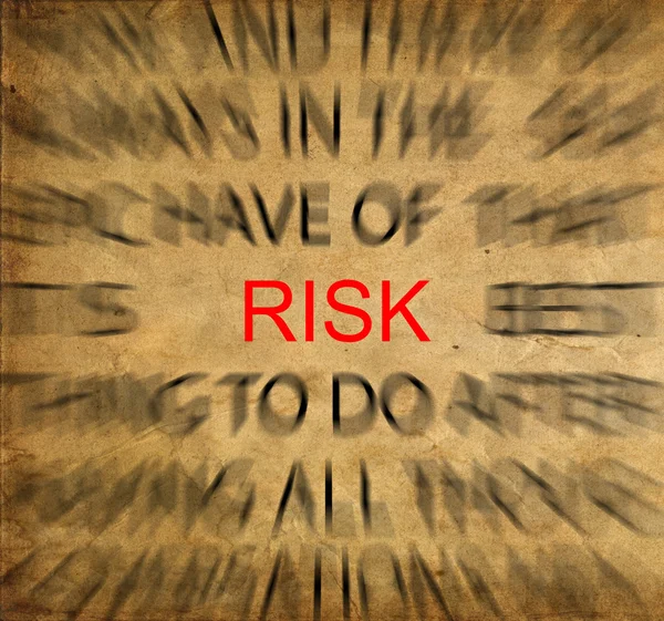 Блакитний текст на старовинному папері з фокусом на Risk — стокове фото
