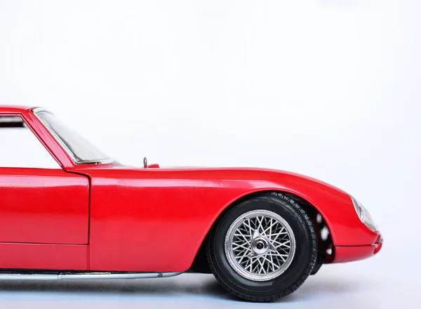 Beyaz izole kırmızı spor araba oyuncak — Stok fotoğraf