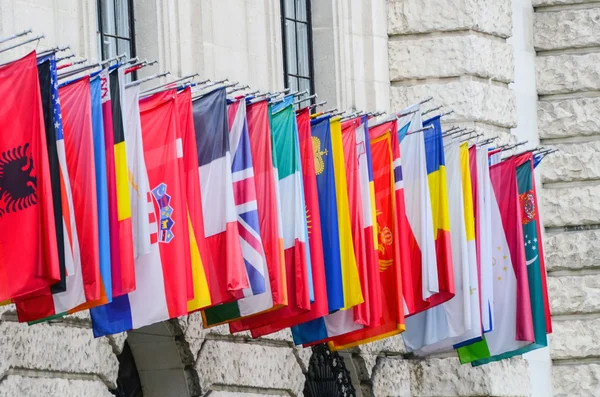 Internationale vlaggen in een rij — Stockfoto