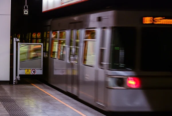 Unidad de metro borrosa en movimiento y estación — Foto de Stock