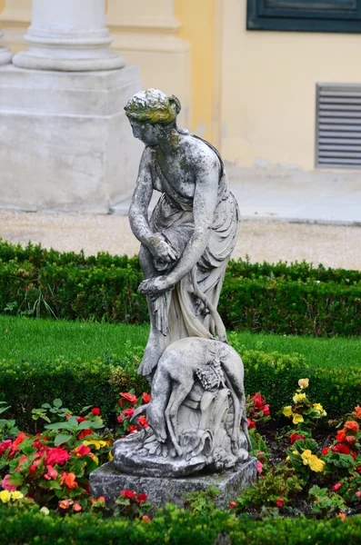 Schönbrunn Paleis in Wenen Oostenrijk - tuin standbeeld — Stockfoto