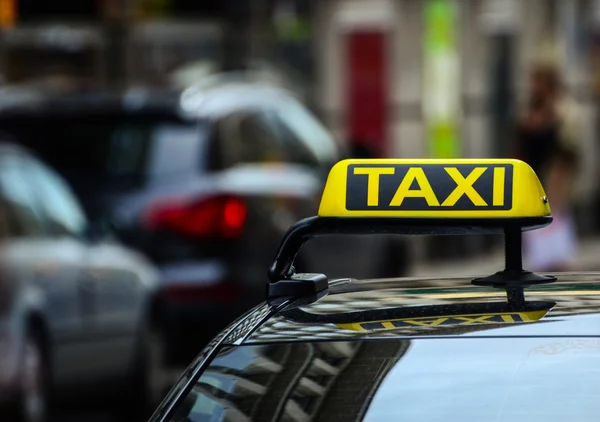 Taxi teken op auto — Stockfoto