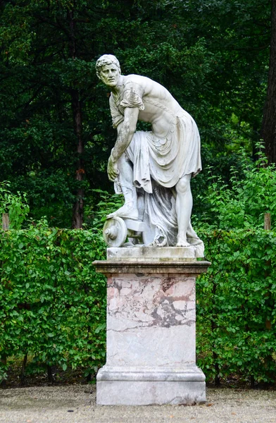 Schonbrunn palace ve Vídni Rakousko - zahradní sochy — Stock fotografie