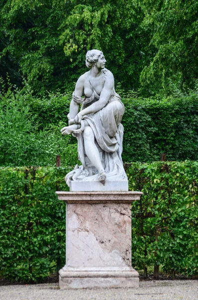 Schonbrunn palace ve Vídni Rakousko - zahradní sochy — Stock fotografie