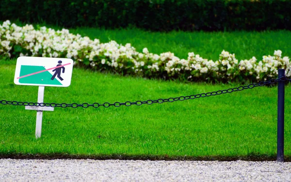 "Kliv inte på gräs "tecken — Stockfoto