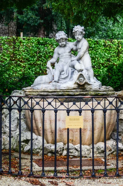 Palacio Schonbrunn en Viena Austria Estatua del jardín — Foto de Stock