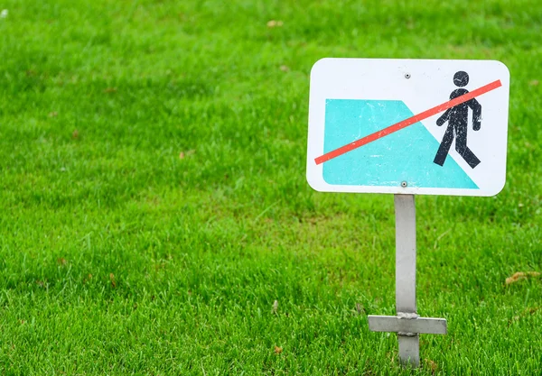 Fresh green grass and sign " No walking on grass" — Stock Photo, Image