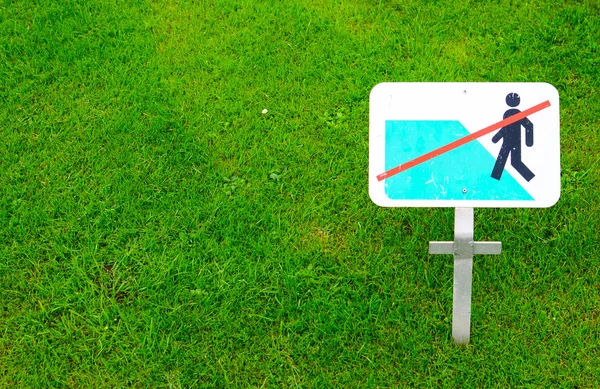 No walking on grass warning sign — Stock Photo, Image