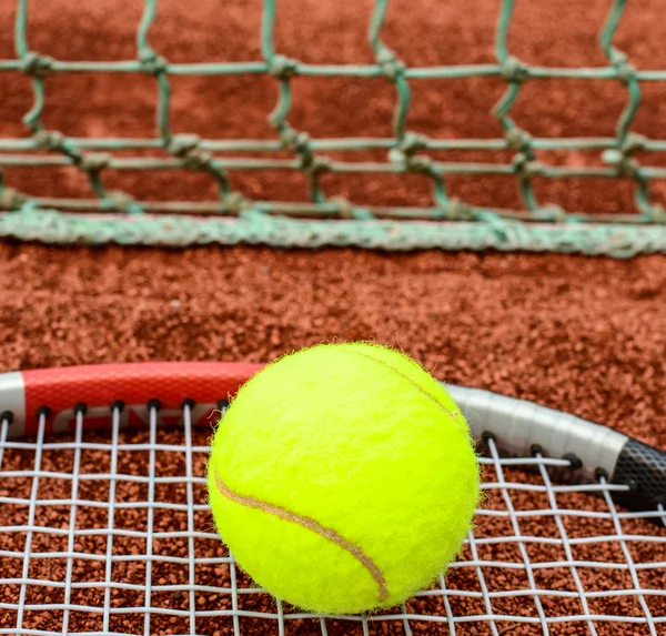 Raqueta de tenis con pelota — Foto de Stock