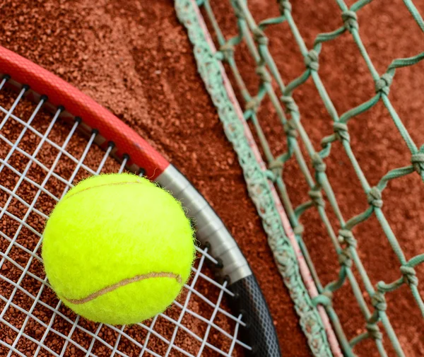 Balle de tennis et raquette gros plan — Photo