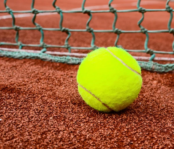 Pelota de tenis en arcilla —  Fotos de Stock
