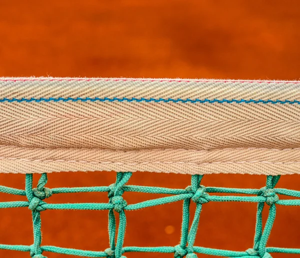 Сеть теннисного корта на глиняной площадке — стоковое фото