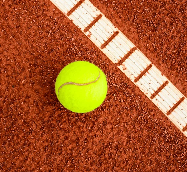 Τένις μπάλα δίπλα σε γραμμή στο γήπεδο τένις πηλό — Φωτογραφία Αρχείου
