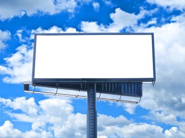 Mavi gökyüzü karşı büyük boş billboard