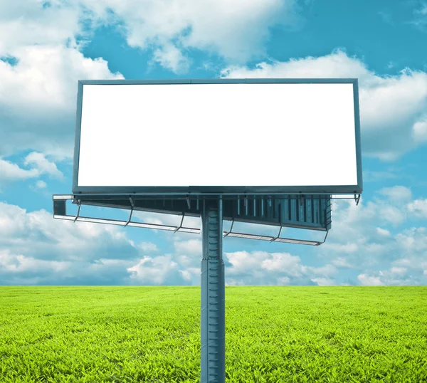 Bidang hijau yang indah dengan billboard kosong — Stok Foto