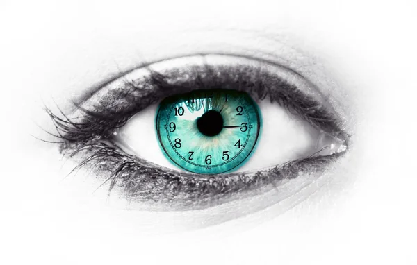 Niebieski oko ludzkie i zegar - koncepcja przekazywania życia — Zdjęcie stockowe
