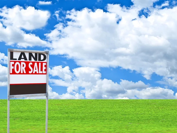 Immobilienkonzept - "zum Verkauf" -Schild auf leerer Wiese — Stockfoto
