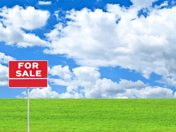 "土地出售标志"在空的草地上 - 房地产概念im — 图库照片