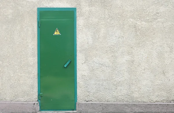 Grunge szürke fal és rácsos ajtó — Stock Fotó